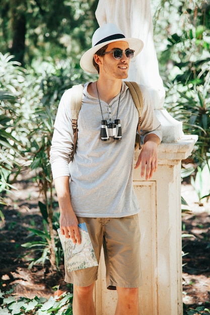 Foto grátis jovem viajante que está posando no eixo