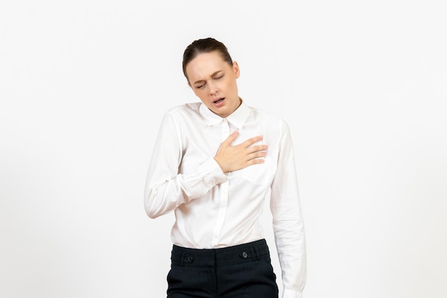 Jovem, vista frontal, blusa branca, fundo branco, escritório, trabalho, femininas, emoções sentimentos, modelo