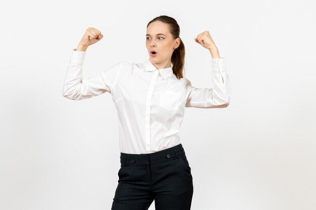 Jovem, vista frontal, elegante blusa branca com rosto alegre em um fundo branco.