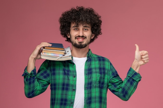 Jovem, vista frontal, levanta o polegar na semana de exames