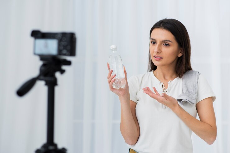 Foto grátis jovem vlogger gravando em casa