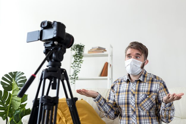 Jovem vlogger gravando vídeo em casa