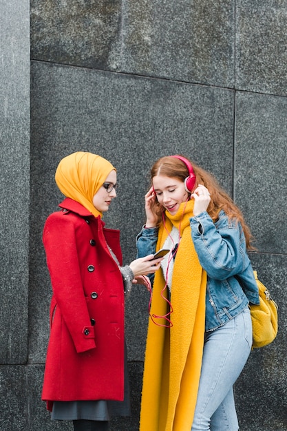 Foto grátis jovens adolescentes ouvindo música