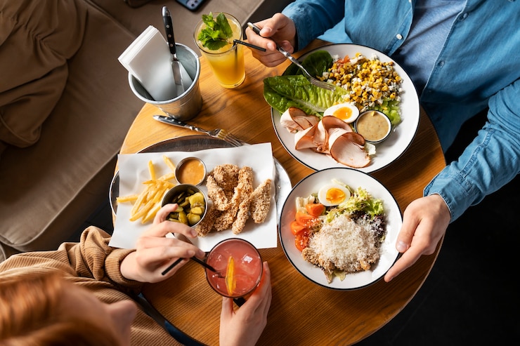 Foto grátis jovens adultos desfrutando de comida
