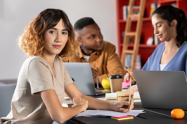 Foto grátis jovens adultos estudando juntos durante a sessão de estudo