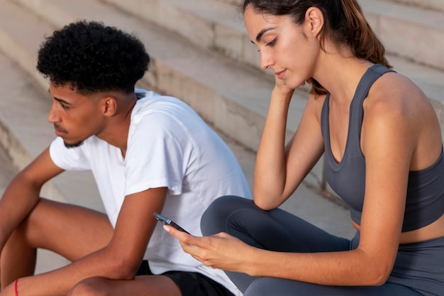 Jovens adultos fazendo exercícios ao ar livre