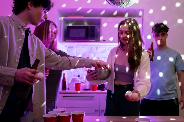 Jovens adultos jogando cerveja pong