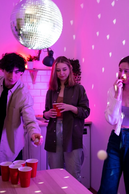 Foto grátis jovens adultos jogando cerveja pong