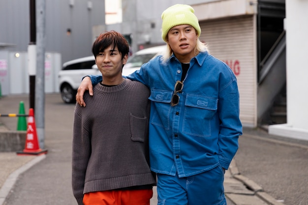 Foto grátis jovens adultos nas ruas de tóquio