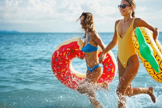 Jovens adultos se divertindo à beira-mar