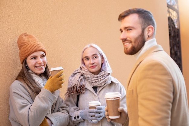 Foto grátis jovens adultos se divertindo juntos