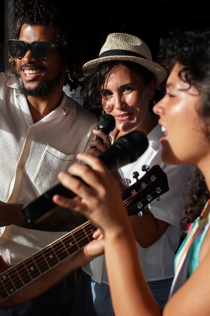 Jovens adultos se divertindo no microfone aberto