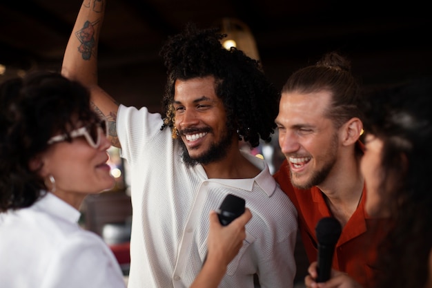 Jovens adultos se divertindo no microfone aberto