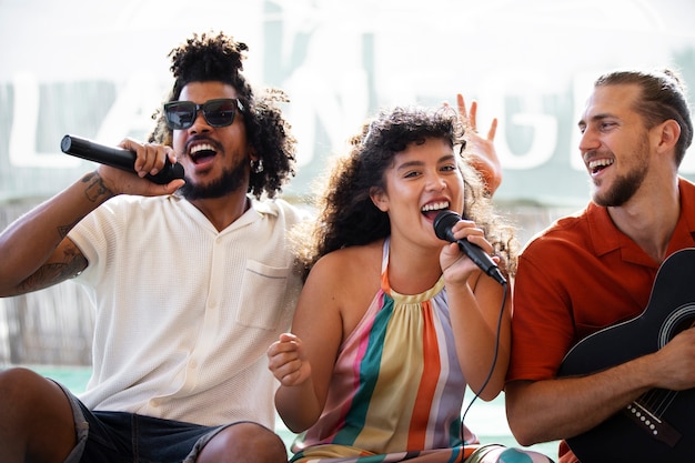 Jovens adultos se divertindo no microfone aberto