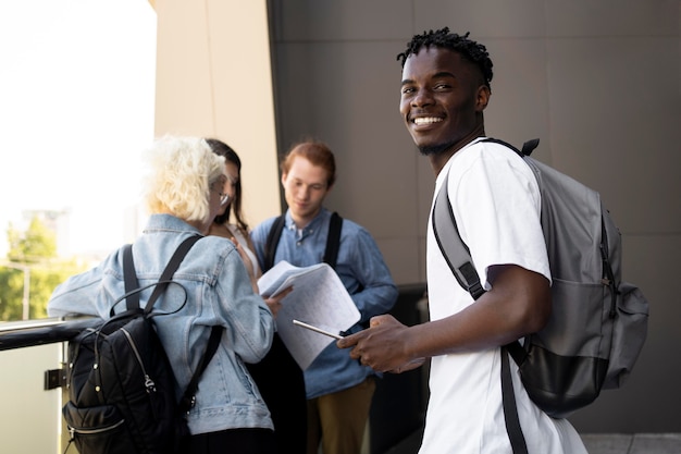 Foto grátis jovens adultos se encontrando para estudar