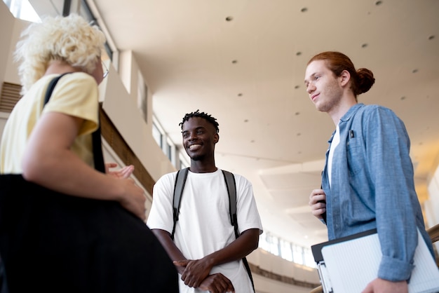 Jovens adultos se encontrando para estudar