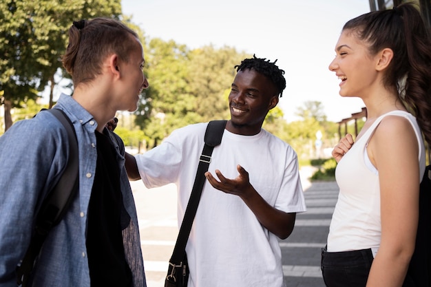 Jovens adultos se encontrando para estudar