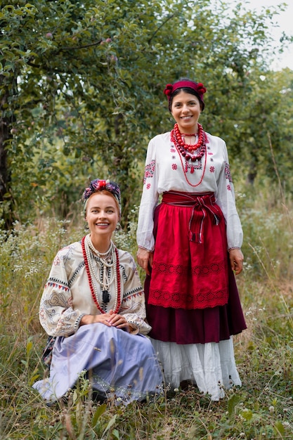 Foto grátis jovens adultos vestindo traje de dança folclórica