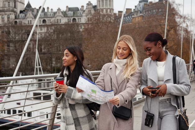 Jovens adultos viajando em Londres