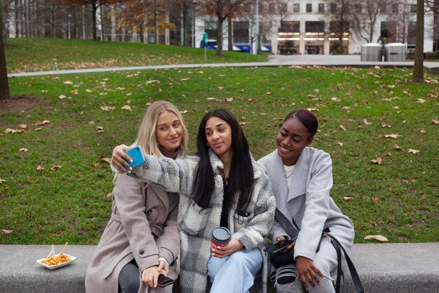 Foto grátis jovens adultos viajando em londres