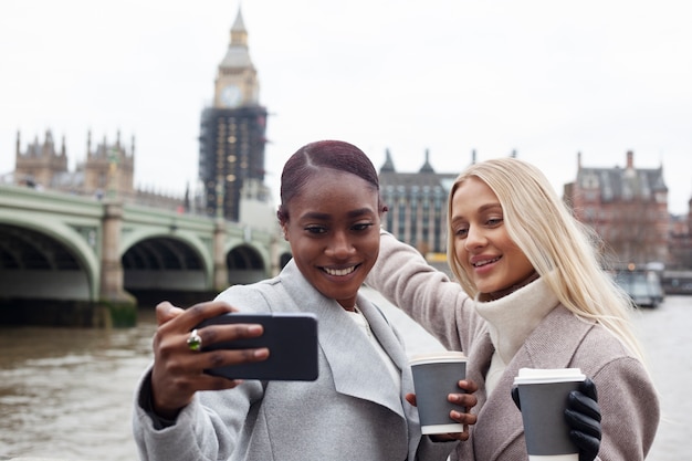 Foto grátis jovens adultos viajando em londres