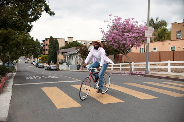 Jovens adultos viajando usando mobilidade sustentável