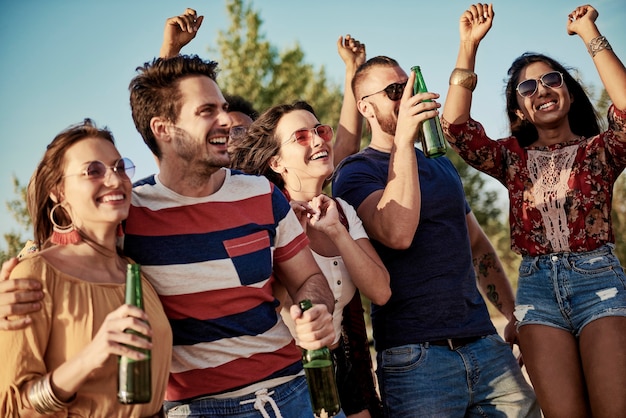 Jovens alegres dançando ao ar livre