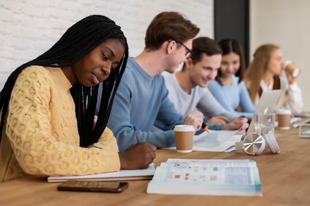 Foto grátis jovens alunos aprendendo juntos durante um estudo em grupo