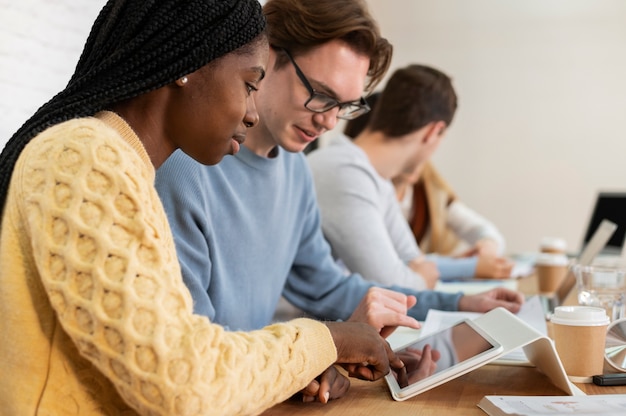 Jovens alunos aprendendo juntos durante um estudo em grupo