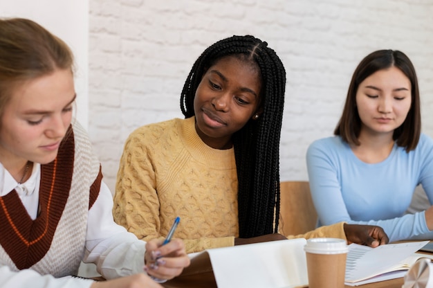 Foto grátis jovens alunos aprendendo juntos durante um estudo em grupo