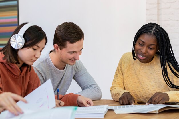 Jovens alunos aprendendo juntos durante um estudo em grupo