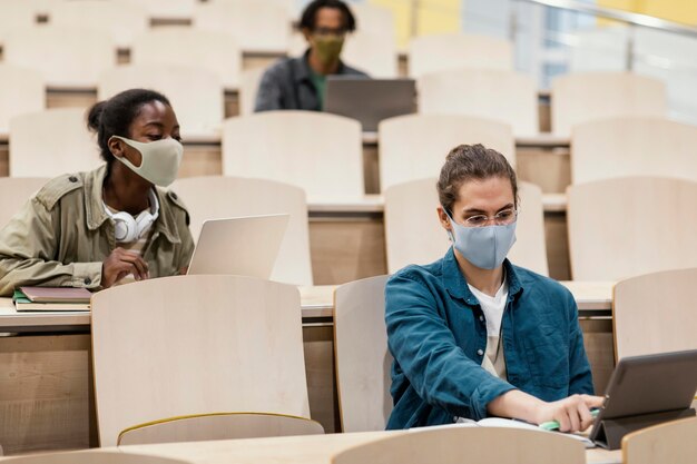 Jovens alunos frequentando uma aula