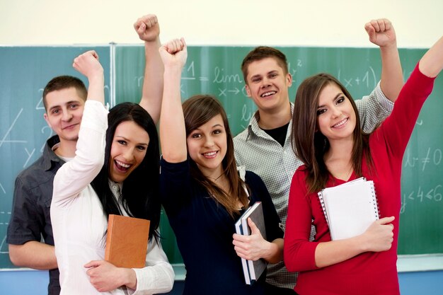 Jovens alunos na sala de aula