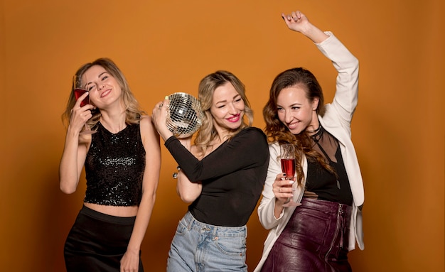 Jovens amigas na festa