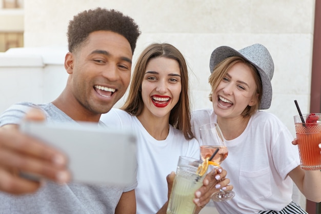 Foto grátis jovens amigáveis se divertindo juntos