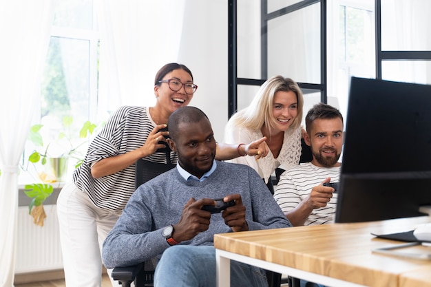 Jovens amigos adultos se divertindo jogando videogame