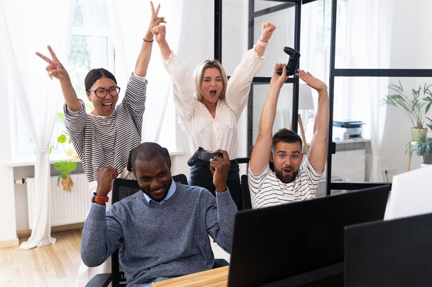 Jovens amigos adultos se divertindo jogando videogame