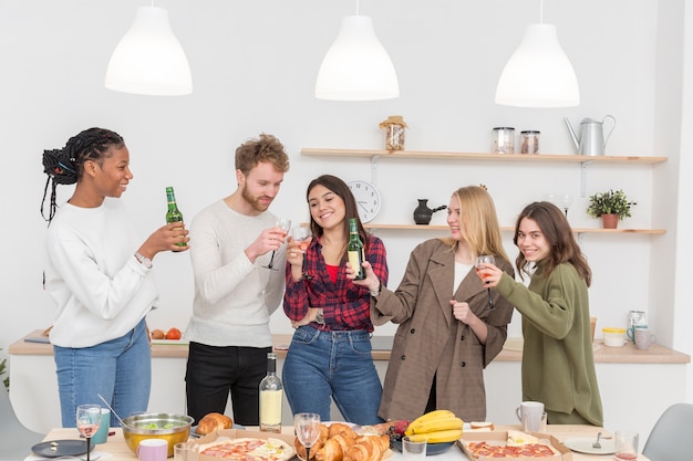 Jovens amigos almoçando juntos