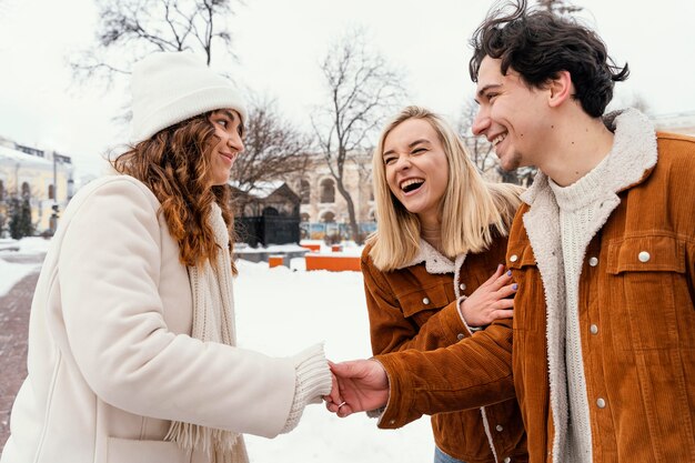 Jovens amigos ao ar livre curtindo o tempo juntos