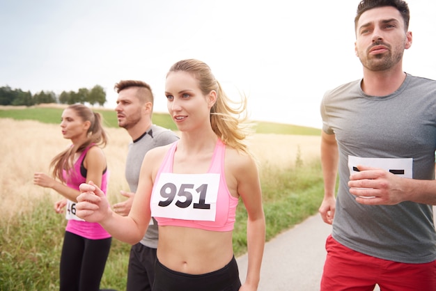 Jovens amigos correndo durante uma maratona