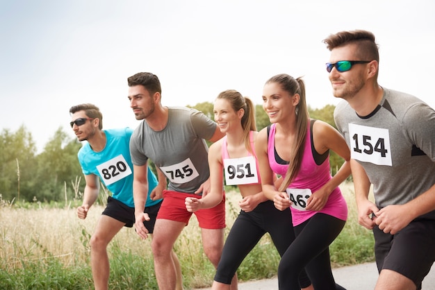 Foto grátis jovens amigos correndo durante uma maratona