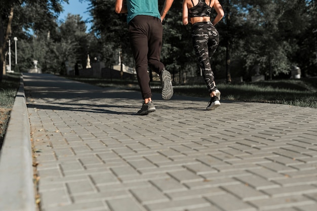 Jovens amigos correndo no parque