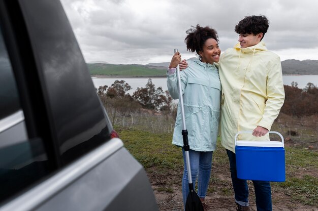 Jovens amigos desfrutando de uma viagem de carro familiar