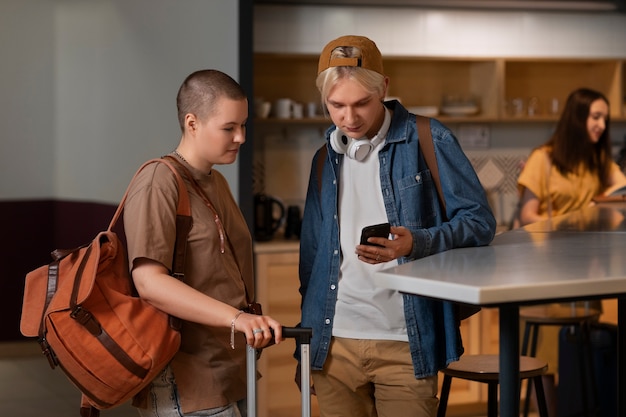 Foto grátis jovens amigos em um albergue