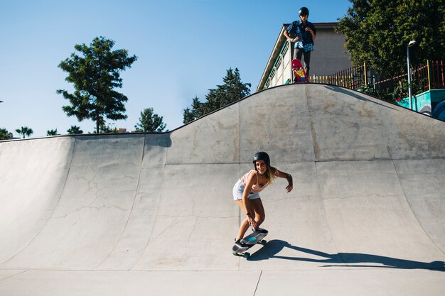 Jovens amigos em um dia de patinação