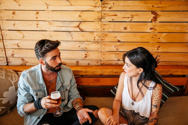 Jovens amigos falando no bar