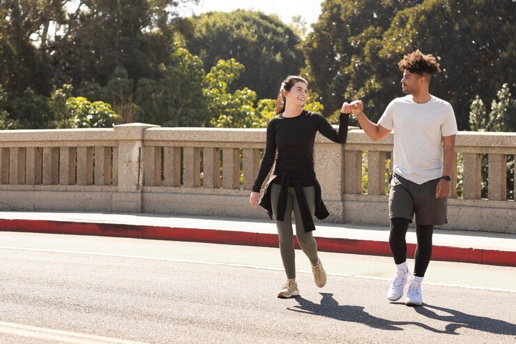 Foto grátis jovens amigos fazendo jogging dando socos no chão