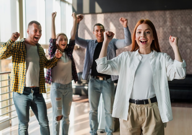 Jovens amigos felizes em pé em um clube de boliche