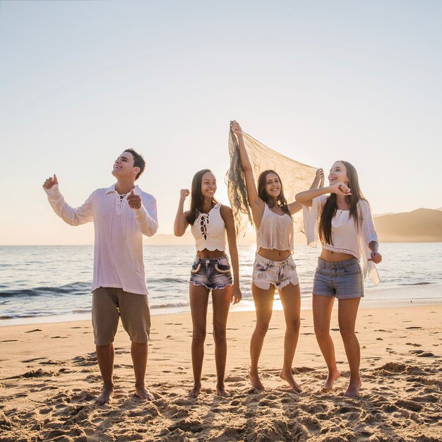 Jovens amigos na celebração do verão