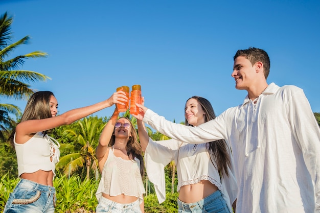 Jovens amigos na festa